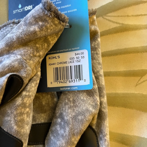 Isotoner Women's Fuzzy Gray Gloves - ONE SIZE FITS ALL - NEW-NEVER WORN - Picture 4 of 6